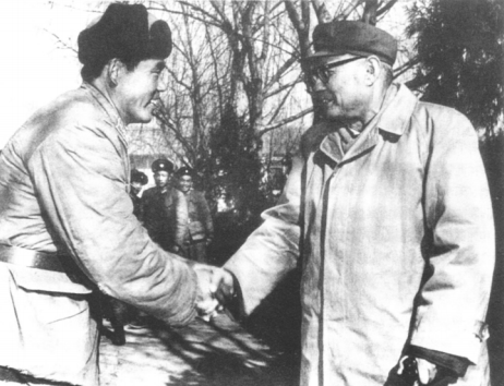 1963年12月，叶剑英在南京军区观看郭兴福教学法后同郭兴福握手