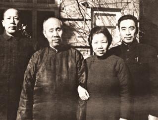 董必武与李维汉（左一）、邓颖超、周恩来在南京梅园新村