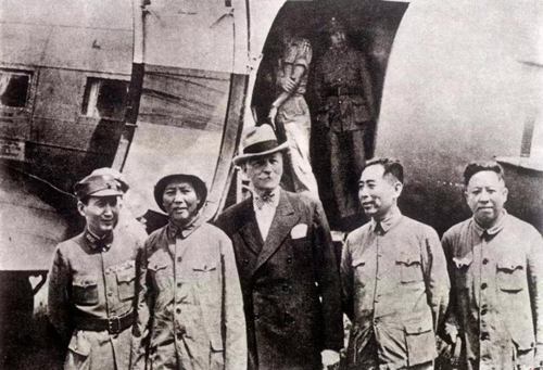 1946年8月，毛泽东赴重庆谈判，与赫尔利、周恩来等在延安机场合影