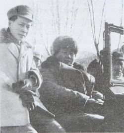 毛泽东与行政秘书龙飞虎（左）