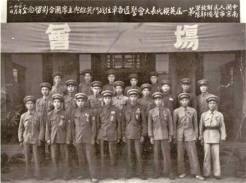 南京警备部队英模代表大会合影，第二排右一为军长何基沣