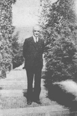 1935年，司徒雷登在燕京大学临湖轩