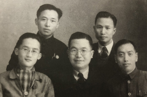 1947年春，与吕东明（左二）等人合影，右一为施雅风