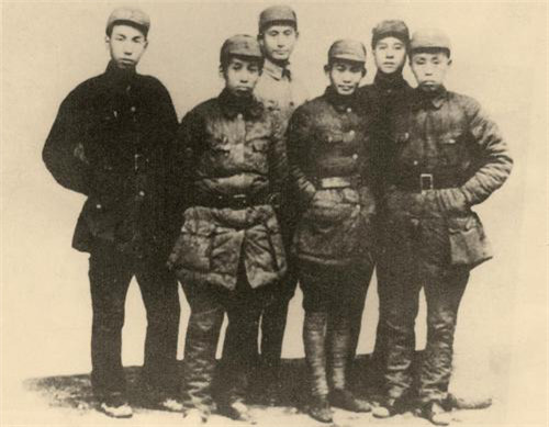 1944年11月17日，中共苏南三地委副书记李广和高淳县部分领导干部合影。前排左起：李广、毛英奇、周林，后排左起：杨辛、许治、范征夫。