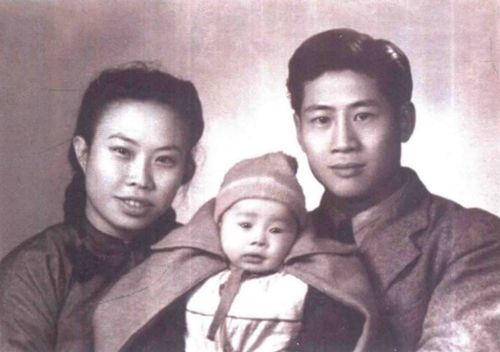1942年年底，林正亨一家在重庆合影