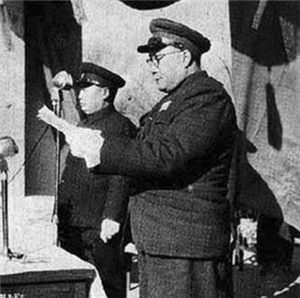 刘伯承（右）在军事学院成立典礼上致词，左为中央军委代表陈毅