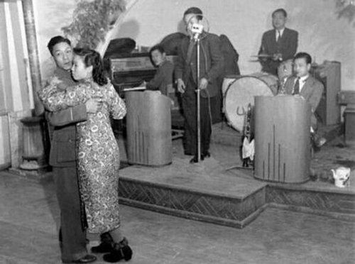吏治腐败是国民党政府覆亡的重要原因之一。1948年11月，淮海战役在即，而国民党军官却依然是歌照唱、舞照跳
