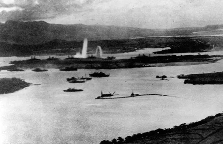 从飞临珍珠港上空的一架日军飞机，鸟瞰针对美国舰船的最初打击