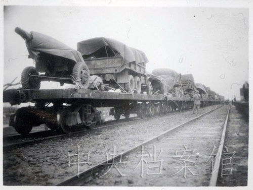 火车载着榴弹炮从津浦铁路向南开进