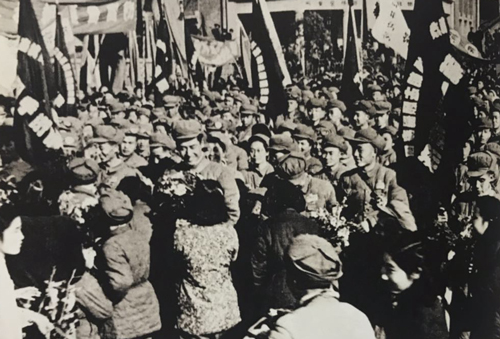 1950年，南京人民欢送志愿军抗美援朝