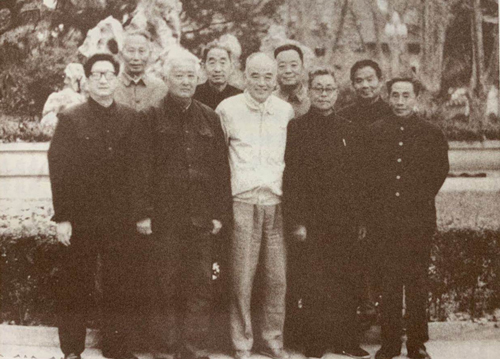 1984年，南京市委党史办召开情报系统老同志座谈会。（前排左一陆庆良、左二刘峰、左三卢伯明、后排右一周一凡、右三沈世猷）