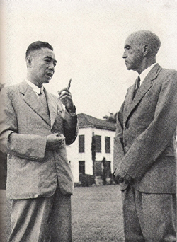 1946年，司徒雷登与周恩来在南京美国驻华大使馆草坪上交谈