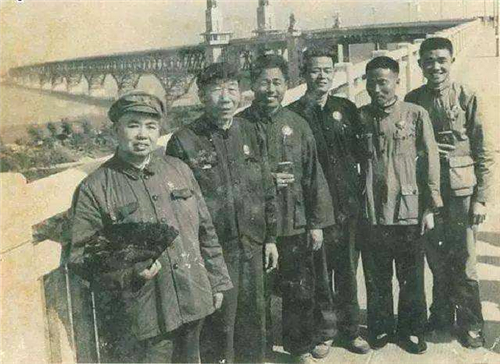 许世友将军和桥梁专家在南京长江大桥上