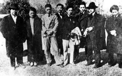 1929年，徐悲鸿（右二）、蒋兆和（右四）、吴作人（右五）、田汉（左三）在南京中央大学。