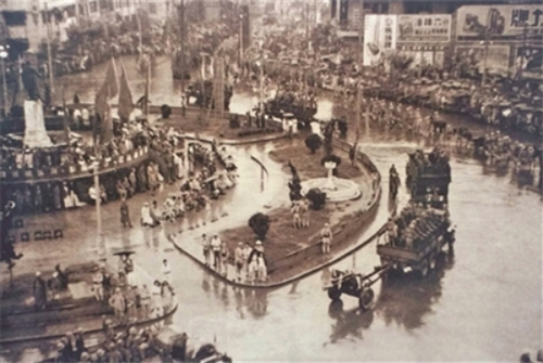1949年7月6日南京纪念“七七”抗战12周年阅兵典礼时，驻南京部队通过新街口