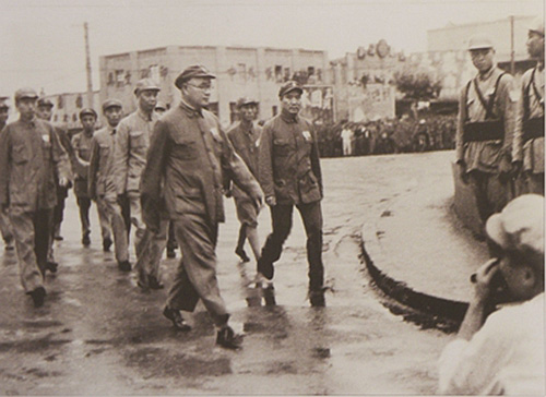 1949年7月6日，刘伯承登上纪念“七七”阅兵典礼检阅台