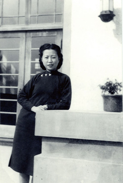 1948年，沈安娜在南京国民党中央党部办公楼前
