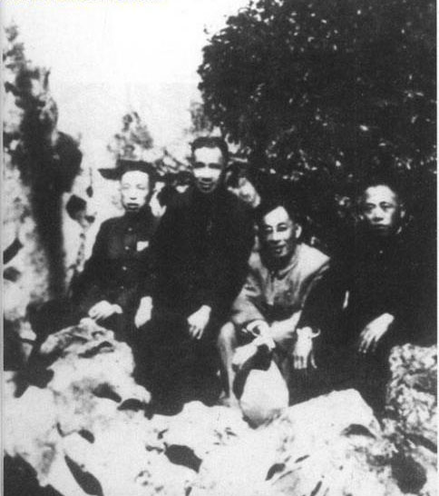 1950年，陶勇、叶飞、粟裕、王必成（左一）在南京