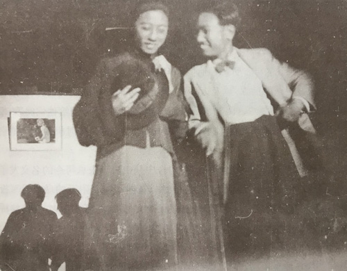 1945年7月，演出根据果戈里原著改编的《结婚》时的剧照，以及全体演出人员合影