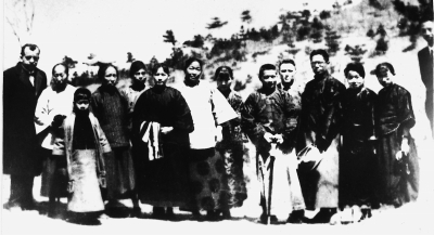 1925年4月，宋庆龄、孙科一行前往紫金山为陵墓选址。