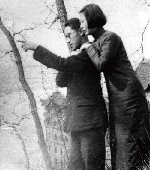 1938年秋冬，沈安娜、华明之在重庆嘉陵江畔