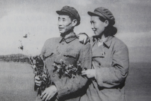 1953年9月，张祖谅和夫人王华从朝鲜返回祖国时在鸭绿江边合影。