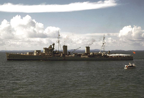 1948年“重庆号”巡洋舰经新加坡回国途中彩照。