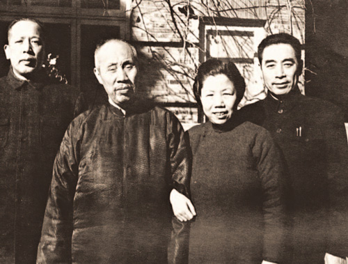 1946年11月，周恩来夫妇和李维汉（左一）、董必武（左二）在梅园新村合影