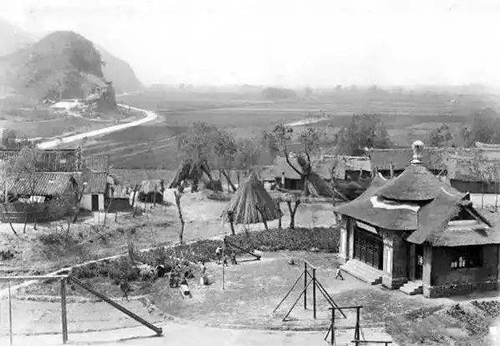 晓庄学校老照片，右边建筑为学校礼堂——犁宫