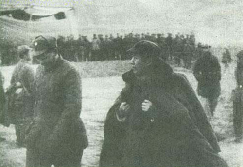 1946年12月初，毛泽东等中央领导在延安机场检阅保卫边区的部队，六连接受了此次检阅
