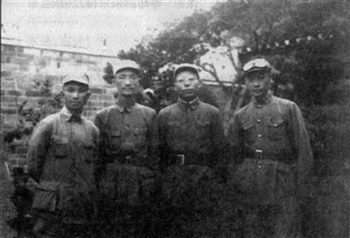 新四军进驻泰兴黄桥后，陈毅（右一）、粟裕（左一）等在黄桥丁家花园合影。