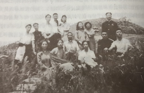 刘鑑农（前排右一）与同学1944年春游采石矶