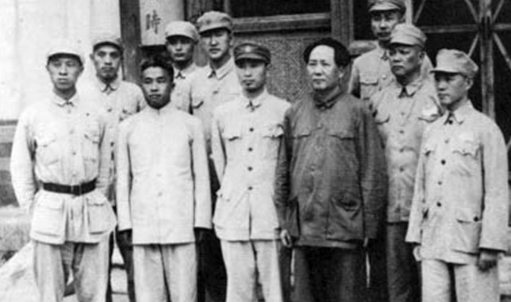 毛泽东接见华东海军司令员兼政委张爱萍（左三）、副司令员林遵（左二）