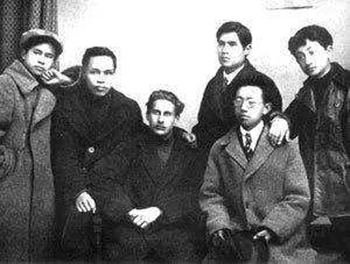 任弼时（左一）等留学生在莫斯科合影