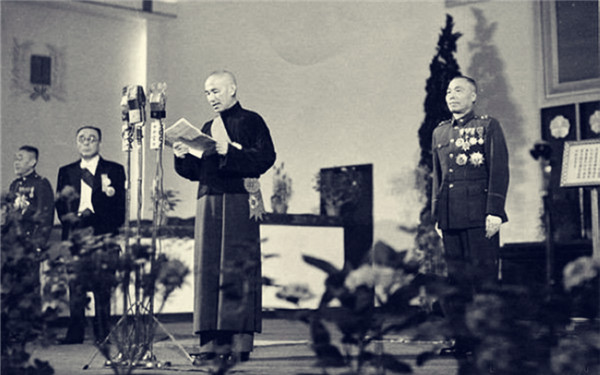 1949年1月，蒋介石下野，任命李宗仁为代理总统。.jpg