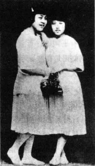 丁玲（左）和王剑虹（1923年）.png