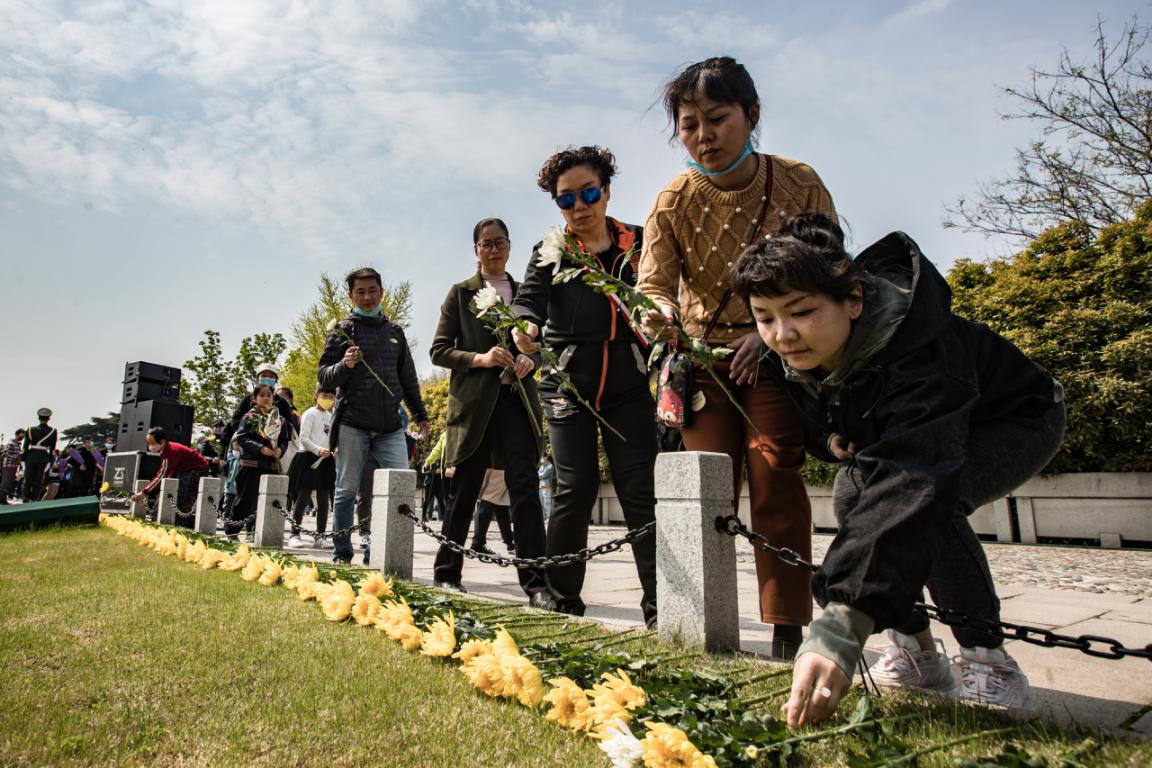 所有参加仪式的人员顺时针绕纪念碑一周，瞻仰雨花台烈士纪念碑，献上手上的鲜花。