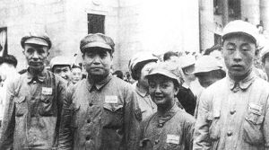 1949年5月28日，原建业银行总经理龚饮冰（左一）作为军代表与冀朝鼎（左二）等率队进驻中国银行资料图片.jpg