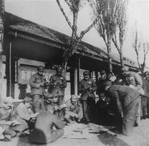 1950年，南京刚解放不久，南京市新华书店派出流动小分队送书到军营。摄于上世纪50年代.jpg