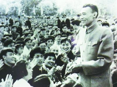 1958年江渭清在南京与群众一起庆祝“五一”国际劳动节.jpg