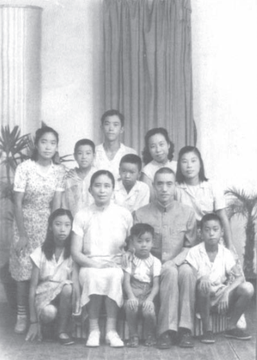 1948年汪维恒与家人在台湾.png