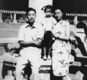1948年夏天，陈邃衡一家三口在中山陵.jpg
