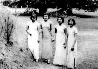 在金陵女大附中校园的山上合影，左起：王秀琪、朱为捐、吴静华、姜秀英.png
