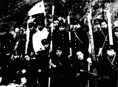 1943年，潘田（前右二）与土木系同学合影.png