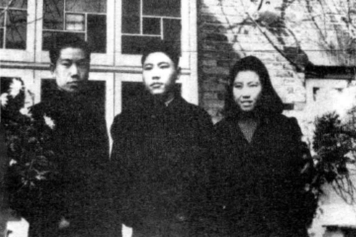 （左起）张琪、伊明、王云在梅园新村30号院内.jpg