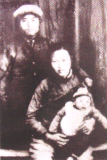 1938年，朱刚与妻儿抵达延安时合影.png
