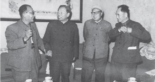 1982 年过家芳（右一）与当年地下工作者留影于北京.jpg