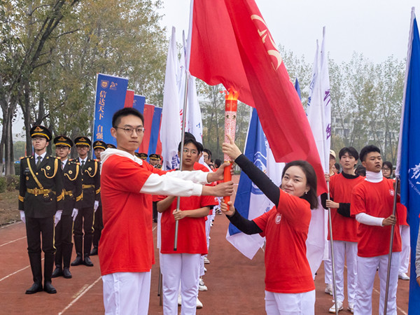 教师代表与学生代表进行火炬传递_副本.jpg