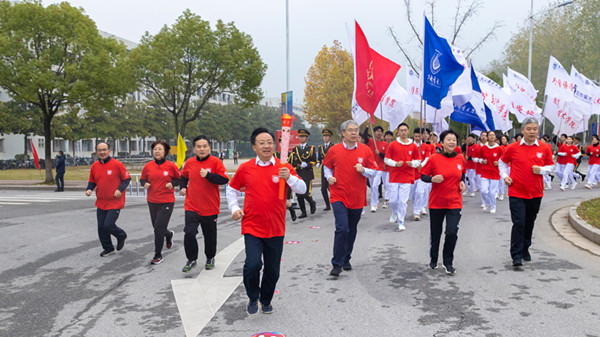 校领导与师生代表火炬接力跑_副本.jpg