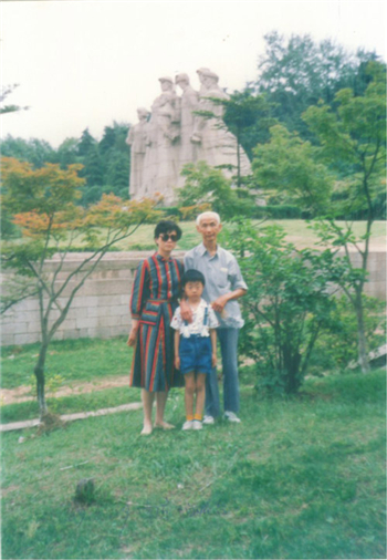 1989年，阿乐和女儿、外孙在丁香树前的合影